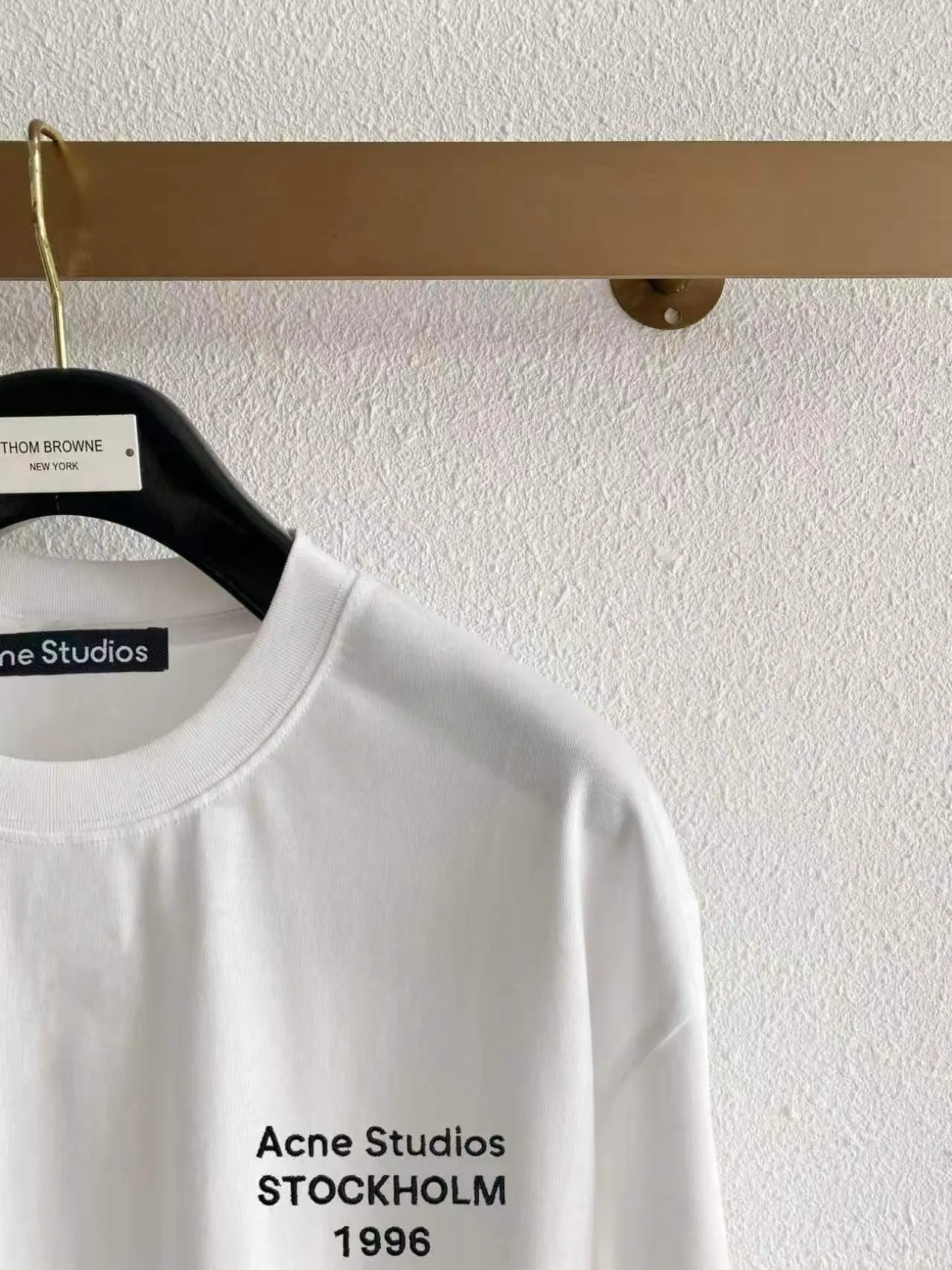 Acne*Studio chest letter embroidery, spring and summer New Arrival, double sand plain short-sleeved pure cotton fabric, different from ordinary fabrics, tight yarn, long-lasting washing without deformation, slightly wide version of T-shirts for men and women, the same style. Color: Black White Blue Gray Size: S (90-130 pounds) M (125-140 pounds) L (135-160 pounds) XL (160-180 pounds) XXL (180 pounds)